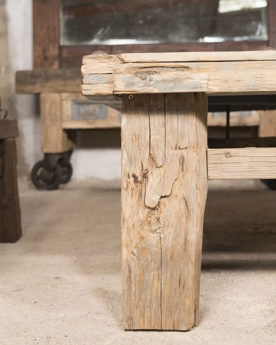 Detalle de una pata de viga maciza con grietas y nudos