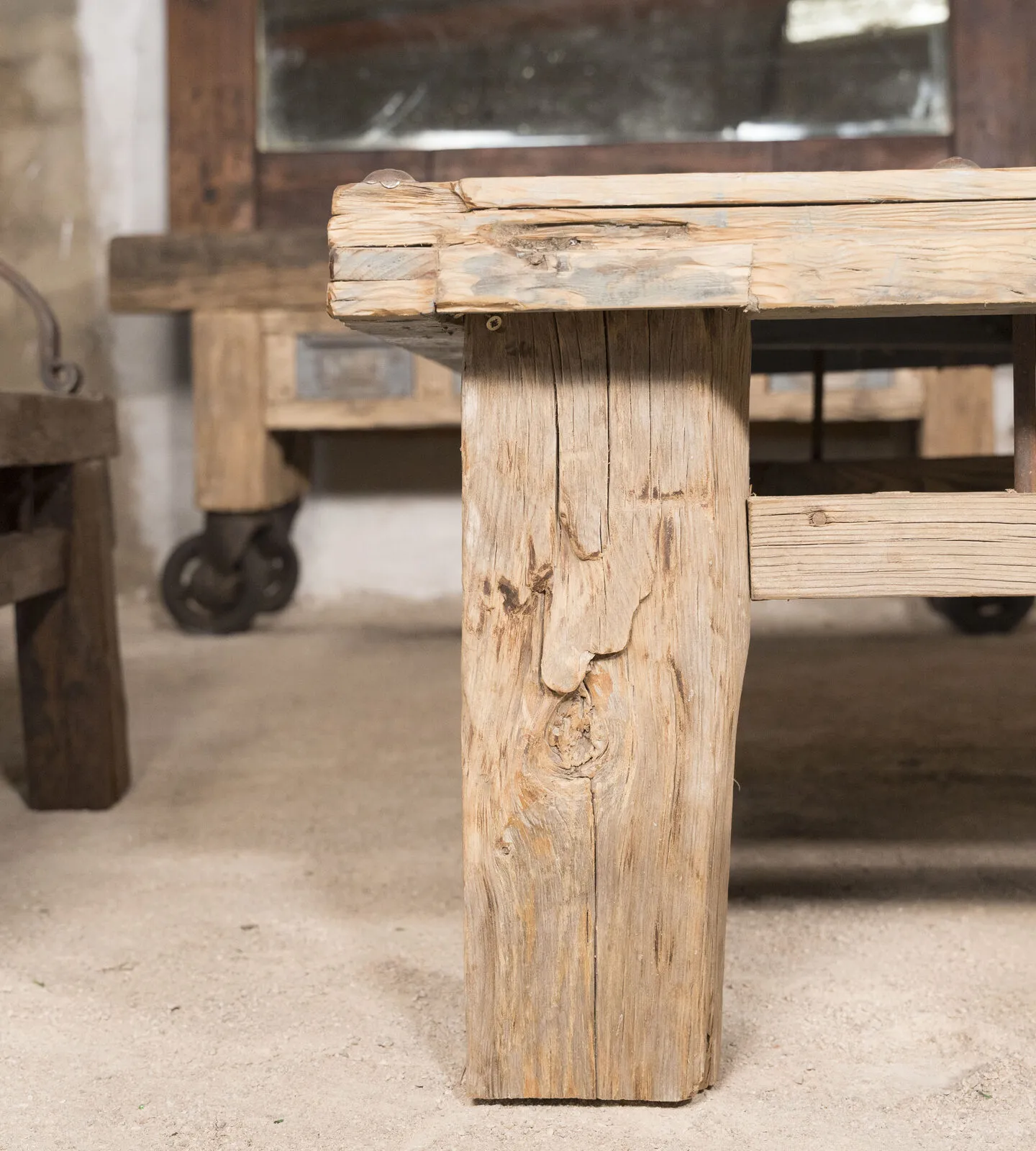 Detalle de una pata de viga maciza con grietas y nudos