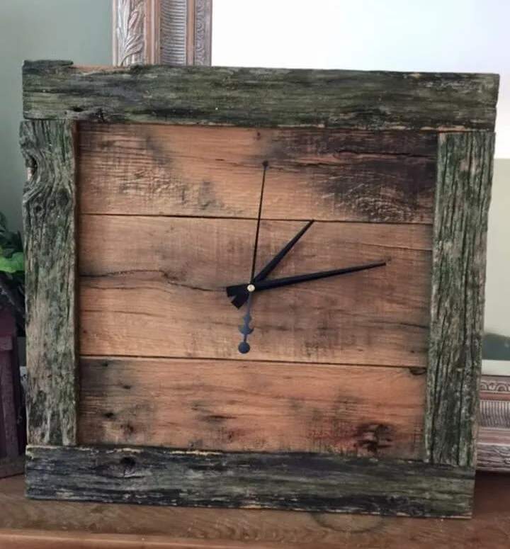 Reloj cuadrado de tablas de madera recuperada con marco de corteza